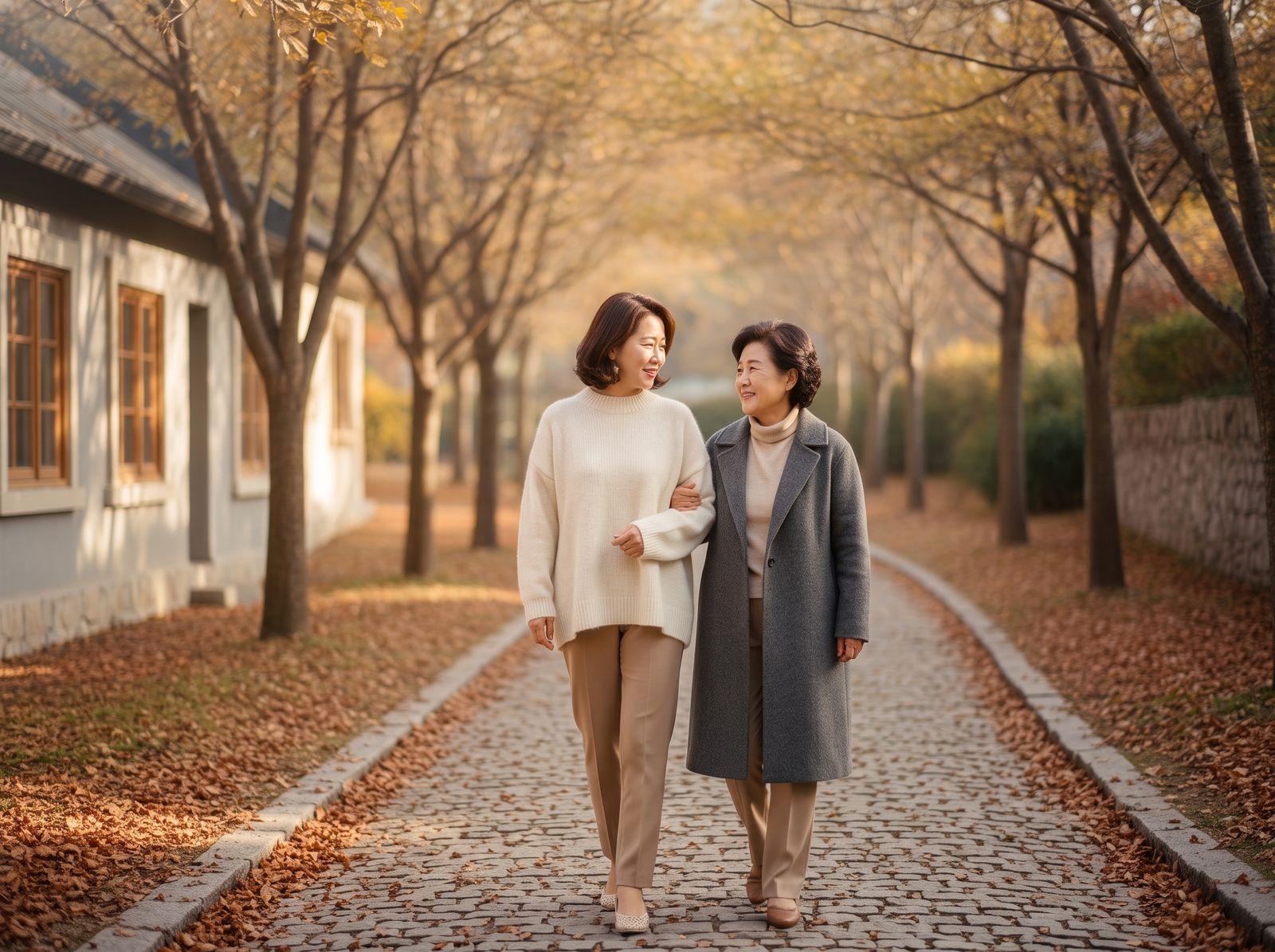 가을 동네 길을 팔짱 끼고 함께 걷는 딸과 어머니
