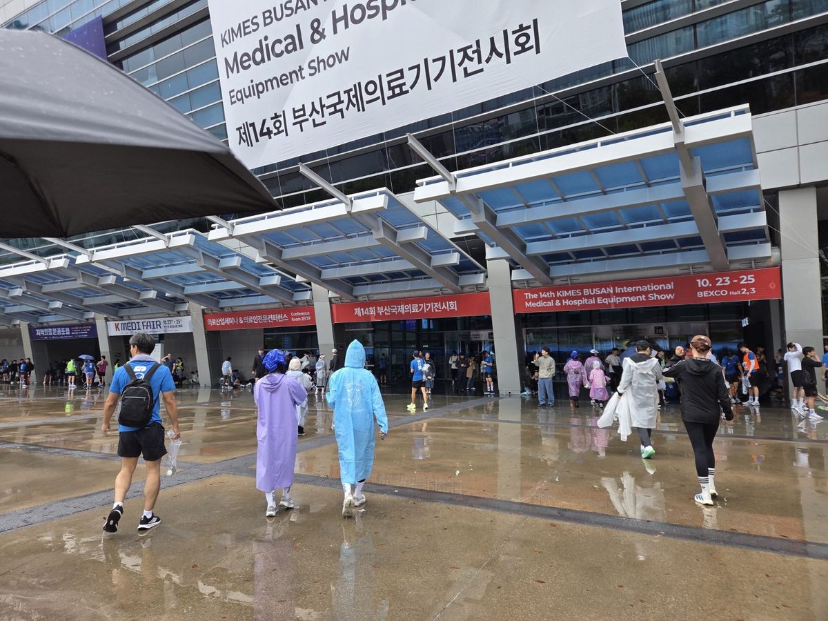 벡스코 제1전시장 입구와 제14회 부산국제의료기기전시회 현수막